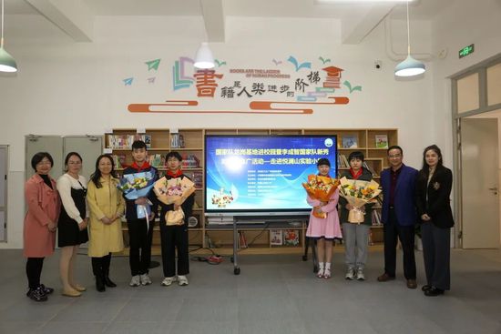 正德天子朱厚照（任贤齐 饰）自小擅长深宫，虽有寺人宫女们饰演各色人物的“苍生街”供他进行“伪装微服私访”的游戏，但正德对假模假式的表演早已厌倦，遂借皇太后为他筹办亲事的机遇，随史讼事马西（罗家英 饰）、批示使陈珍珍（梁小龙 饰）和太医一同微服出宫。正德一行体察平易近情游历到江南小镇，误进江南四年夜才子的赌局，将玉玺和银两十足遗落，只得插手丐帮嘉会抢食，岂料紊乱中正德与司马西等人掉散又掉往了记忆，崎岖潦倒的正德因一碗善面结识龙凤店老板娘凤姐（徐熙媛 饰），并进进龙凤店担负小二。另外一方面，宫中图谋篡位的宁王得悉正